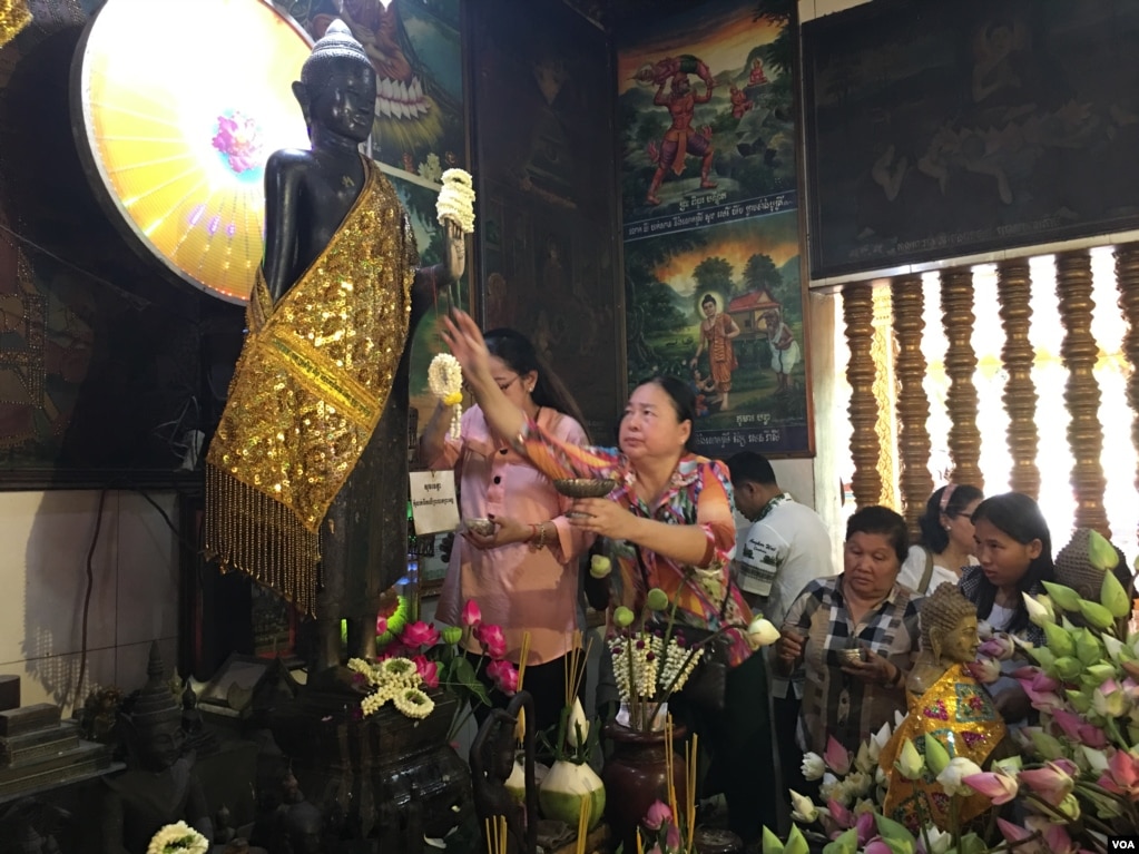 ពលរដ្ឋខ្មែរគោរពបូជា ព្រះអង្គចេក ព្រះអង្គចមក្នុងខេត្តសៀមរាប នៅថ្ងៃទី១នៃ ពិធីបុណ្យចូលឆ្នាំប្រពៃណីជាតិខ្មែរ ទាំងបីថ្ងៃគឺ ក្នុងថ្ងៃទី១៤ខែមេសាឆ្នាំ២០១៨។ (ប៉ូច រាសី/VOA)