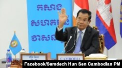 រូបឯកសារ៖ លោក​នាយករដ្ឋមន្ត្រី ហ៊ុន សែន ដែល​ជា​ប្រធានគណបក្សប្រជាជនកម្ពុជា ថ្លែងសុន្ទរកថា​តាម​ប្រព័ន្ធ​វីដេអូ​អនឡាញ ក្នុងកិច្ចប្រជុំកំពូលរវាងថ្នាក់ដឹកនាំនៃគណបក្សកុម្មុយនីស្តចិន និងគណបក្សនយោបាយលើពិភពលោក កាល​ពី​ថ្ងៃទី៦ ខែកក្កដា ឆ្នាំ២០២១។ (Facebook/Samdech Hun Sen)