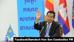 រូបឯកសារ៖ លោក​នាយករដ្ឋមន្ត្រី ហ៊ុន សែន ដែល​ជា​ប្រធានគណបក្សប្រជាជនកម្ពុជា ថ្លែងសុន្ទរកថា​តាម​ប្រព័ន្ធ​វីដេអូ​អនឡាញ ក្នុងកិច្ចប្រជុំកំពូលរវាងថ្នាក់ដឹកនាំនៃគណបក្សកុម្មុយនីស្តចិន និងគណបក្សនយោបាយលើពិភពលោក កាល​ពី​ថ្ងៃទី៦ ខែកក្កដា ឆ្នាំ២០២១ ដែល​មាន​ចូលរួមពី​លោក​ Xi Jinping ប្រធានាធិបតី​ចិន។ (Facebook/Samdech Hun Sen, Cambodian Prime Minister)