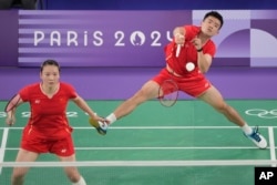 Huang Yaqiong (kiri) dan pasangannya, Zheng Siwei, berhasil meraih medali emas Olimpiade Paris 2024 untuk cabang badminton nomor ganda campuran.