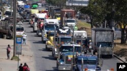 Camioneros en caravana protestan por el aumento del costo del diésel y las bajas tarifas de los fletes en Bogotá, Colombia, el viernes 30 de agosto de 2024. 