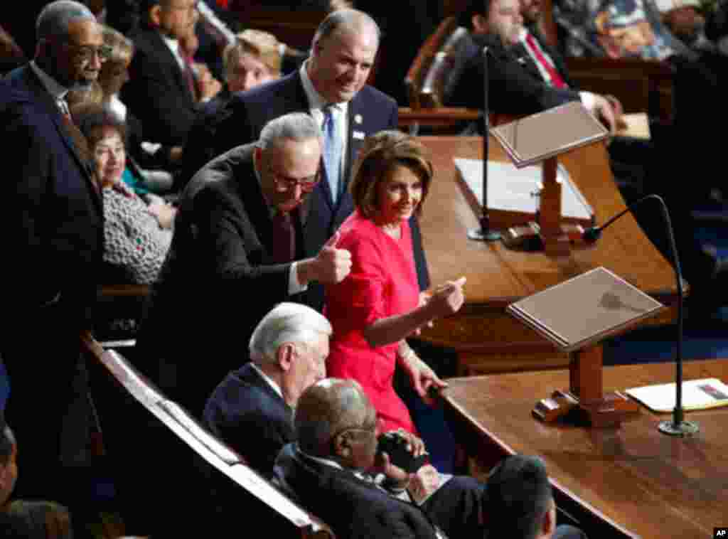 Kiongozi wa Wademokrat Nancy Pelosi wa California, ataye ongoza Bunge la Marekani - Congress katika kikao cha 116 kama spika, kiongozi wa walio wachache katika Baraza la Seneti Chuck Schumer wa New York, akiwa amesimama na spika katika ukumbi wa Bunge mjini Washington, Alhamisi, Jan. 3, 2019. (AP Photo/Carolyn Kaster)