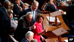 即将成为众议院议长的佩洛西和众议院少数党领袖舒默站在众议院会场。（2019年1月3日）