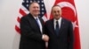 Le secrétaire d'État américain Mike Pompeo (à g) et le ministre turc des Affaires étrangères, Mevlut Cavusoglu, avant leur réunion en marge d'un sommet des ministres des Affaires étrangères de l'OTAN au siège de l'OTAN à Bruxelles le 20 novembre 2019. AFP/Francisco Seco