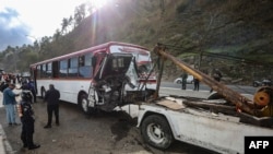 ARCHIVO: Un autobús es remolcado después de un accidente que dejó dos muertos y 7 heridos en una carretera de Caracas, Venezuela, el 12 de febrero de 2025.