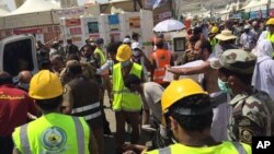 Para petugas Direktorat Badan Pertahanan Sipil Saudi menyelamatkan para korban yang terinjak-injak dalam insiden jumrah di dalam ibadah haji di MIna (24/9).