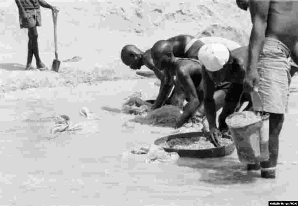 Des ex-rebelles du RUF dans la mine de diamants de Tongo, District de Kenema, Sierra Leone, janvier 2002. (Nathalie Barge, VOA)