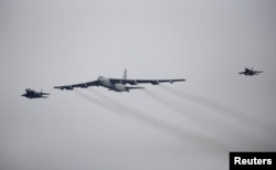 Máy bay ném bom B-52 của Mỹ bay ngang căn cứ không quân Osan ở Pyeongtaek, Hàn Quốc, ngày 10/1/2016.