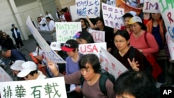 Pro-immigration rally and march in San Francisco, Monday, May 1, 2006.