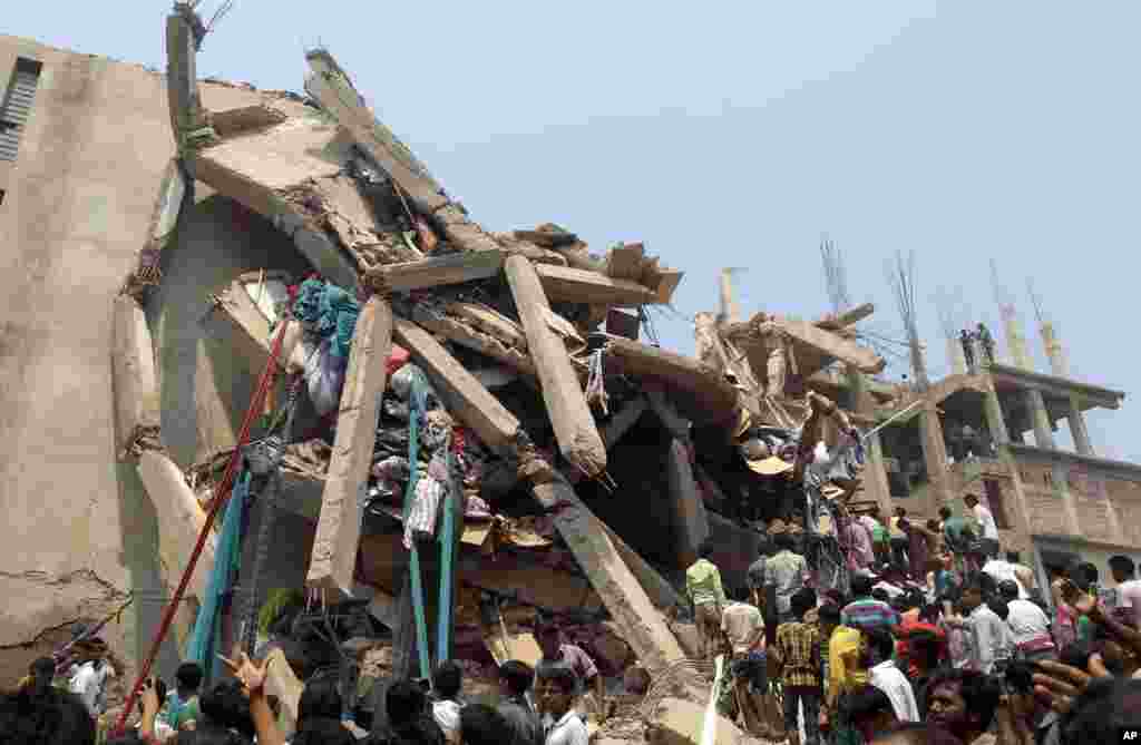 24일 방글라데시 사바 시의 8층짜리 쇼핑센터인 &#39;라나 플라자&#39;가 붕괴된 사고 현장에서 구조대원들이 생손자들을 수색 중이다.