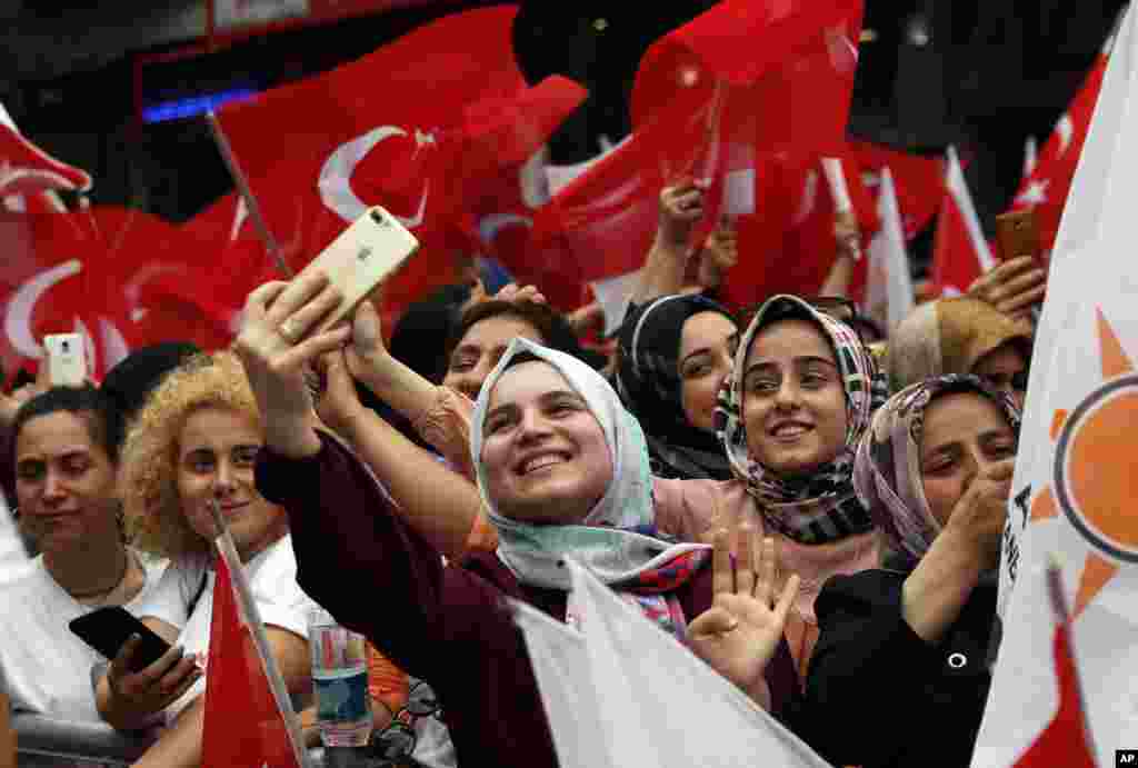 گروهی از مردم در استانبول و در آستانه انتخابات روز یکشنبه سلفی می گیرند. رقابت بین نامزد مورد تائید اردوغان و مخالفان او بر سر شهرداری استانبول است.&nbsp;