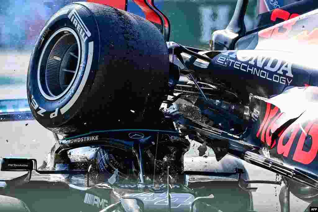 Mercedes&#39; British driver Lewis Hamilton (L) and Red Bull&#39;s Dutch driver Max Verstappen collide during the Italian Formula One Grand Prix at the Autodromo Nazionale circuit in Monza.