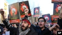 Des protestataires iraniens manifestent devant l'ambassade saoudienne en Iran contre l'exécution de Sheikh Nimr Al-Nimr, un éminent chef religieux shiite saoudien, par les autorités de Ryad, Téhéran, le 3 janvier 2016. (AP Photo/Vahid Salemi)