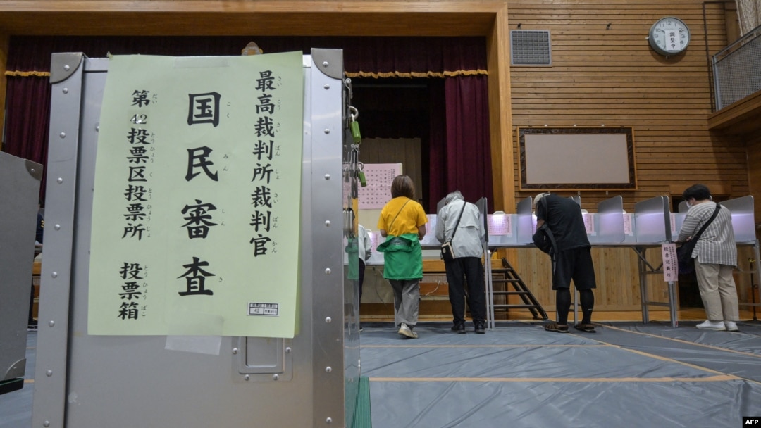 日本星期日舉行眾議院大選，自民黨及其盟友公明黨可能失去國會多數席位，這將給新首相石破茂帶來嚴重打擊。(法新社：2024年10月27日)