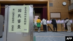 Warga memberikan suara dalam pemilihan umum di tempat pemungutan suara yang didirikan di sekolah setempat di Tokyo pada 27 Oktober 2024. (Foto: AFP)