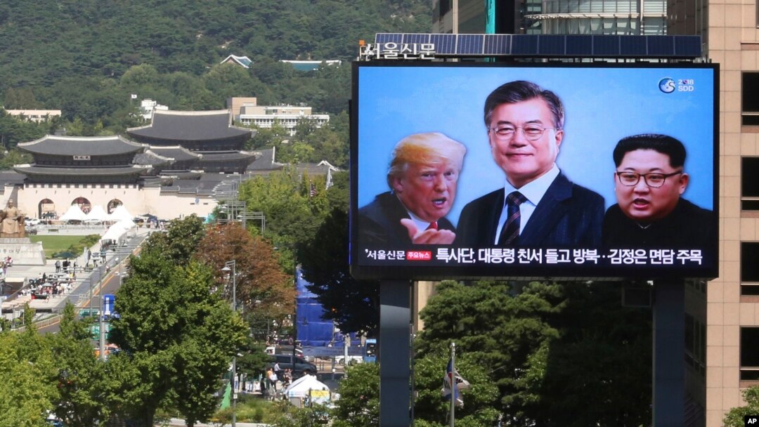 Layar televisi menampilkan gambar Presiden Korea Selatan, Moon Jae-in (tengah), diapit Presiden AS, Donald Trump (kiri) dan Pemimpin Korea Utara, KIm Jong-un, 5 September 2018. (Foto: dok).