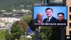 Layar televisi menampilkan gambar Presiden Korea Selatan, Moon Jae-in (tengah), diapit Presiden AS, Donald Trump (kiri) dan Pemimpin Korea Utara, KIm Jong-un, 5 September 2018. (Foto: dok).