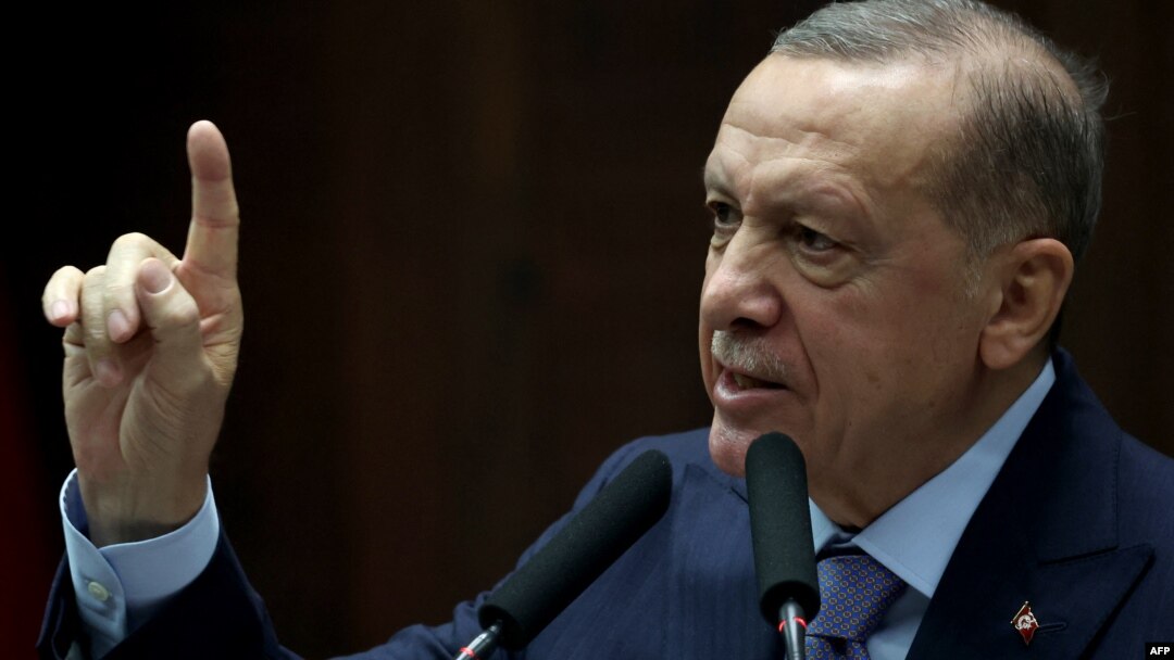 Tổng thống Thổ Nhĩ Kỳ Recep Tayyip Erdogan phát biểu trước đảng AK của mình tại quốc hội ở Ankara, 25/10/2023. (Adem ALTAN/AFP)