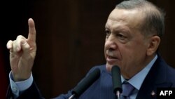 Tổng thống Thổ Nhĩ Kỳ Recep Tayyip Erdogan phát biểu trước đảng AK của mình tại quốc hội ở Ankara, 25/10/2023. (Adem ALTAN/AFP)