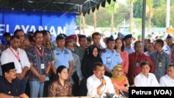 Wakil Presiden Jusuf Kalla mengunjungi posko pelayanan di Bandar Udara Internasional Juanda Surabaya, Senin, 29 Desember 2014 (Foto:VOA/Petrus)