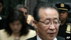 북미 고위급대화 참석을 위해 29일 오전 뉴욕 맨해튼 밀레니엄유엔플라자 호텔을 나서고 있는 김계관(우) 외무성 제1부상과 북한 대표단 일행