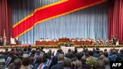 Le président congolais Joseph Kabila (C) s'exprime lors d'une session conjointe extraordinaire du parlement le lendemain de la démission du Premier ministre Augustin Matata.