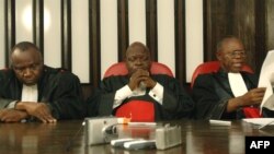 Le juge de la Cour suprême de justice Yvon Kalonda (à droite) à Kinshasa, le 27 novembre 2006.