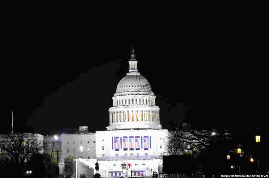 Gedung Capitol diselimuti cahaya lampu menjelang inaugurasi presiden di Washington, D.C. (19/1).