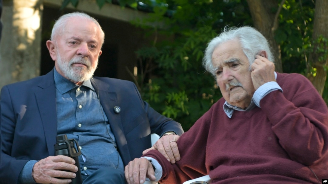 El presidente de Brasil, Luiz Inácio Lula da Silva, izquierda, y el expresidente de Uruguay, José "Pepe" Mujica, sentados afuera de la casa de Mujica en Montevideo, Uruguay, el jueves 5 de diciembre de 2024. AP
