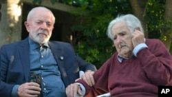 El presidente de Brasil, Luiz Inácio Lula da Silva, izquierda, y el expresidente de Uruguay, José "Pepe" Mujica, sentados afuera de la casa de Mujica en Montevideo, Uruguay, el jueves 5 de diciembre de 2024. AP