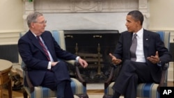 Le président OBama et le leader de la minorité républicaine au Sénat, Mitch McConnell à la Maison-Blanche en août dernier