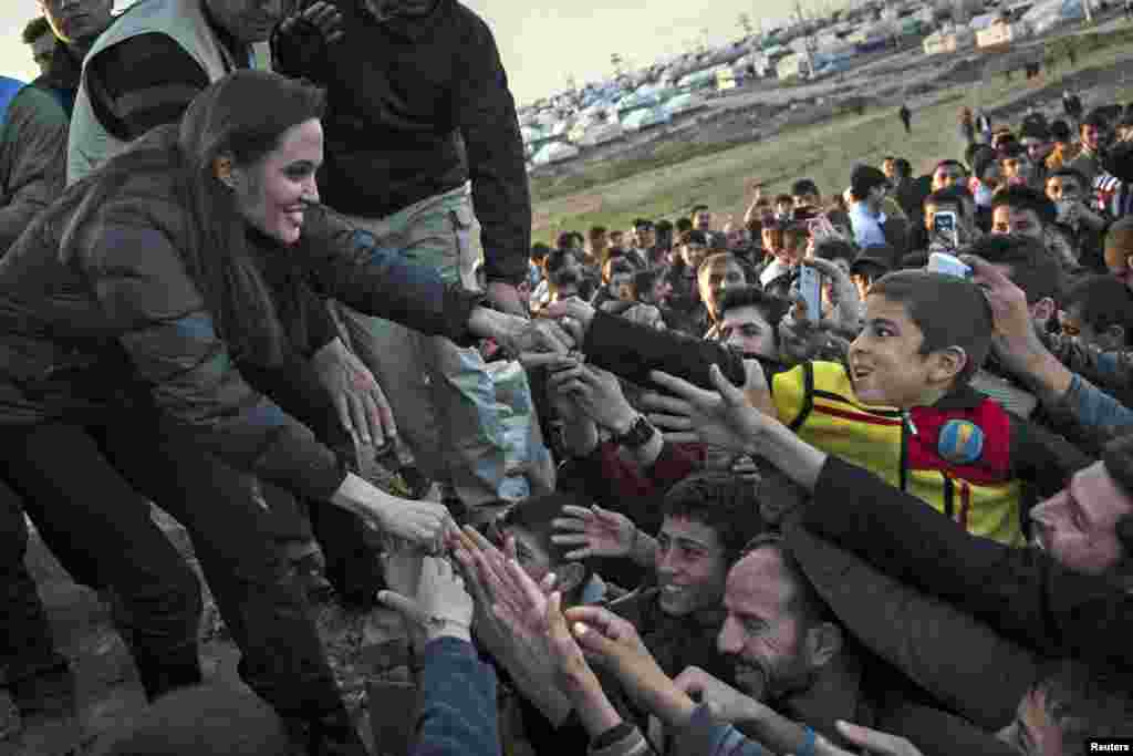 Utusan khusus badan pengungsi PBB (UNHCR), artis Angelina Jolie menemui etnis minoritas Yazidi di kamp pengungsi Dohuk, Irak utara.