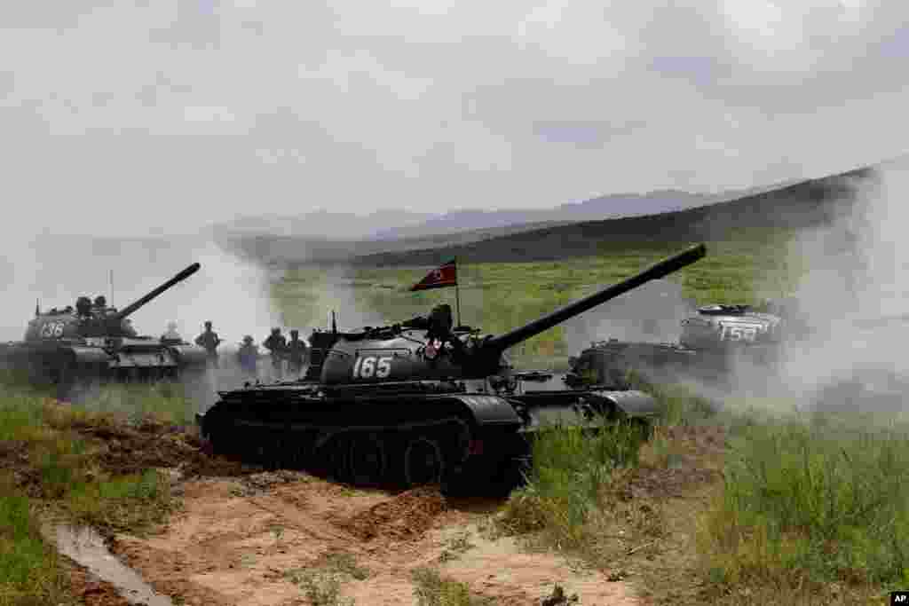 북한이 지난 2012년 7월 한국전 정전 59주년을 앞두고 인민군 105탱크사단 훈련 모습을 공개했다.