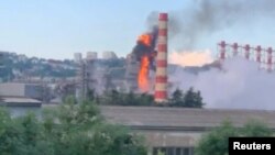 Дым и пламя поднимаются над нефтеперерабатывающим заводом после атаки беспилотника в Туапсе, Краснодарский край, Россия, на этом снимке экрана, полученном из видео, опубликованного 17 мая 2024 года.