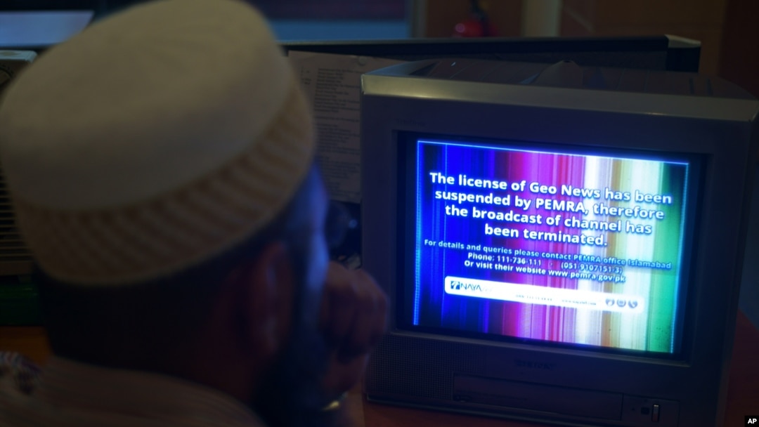 ARSIP - Seorang pemirsa televisi lokal memperhatikan pemberitahuan terkait pemblokiran saluran televisi GEO News di Islamabad, Pakistan, Jum’at, 6 Juni 2014 (foto: AP Photo/B.K. Bangash)