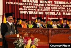Prosesi pemberian gelar doktor Kehormatan HC untuk Panglima TNI, Marsekal Hadi Tjahjanto, di kampus UNS Solo, Jumat, 20 September 2019. (Foto: Humas UNS Solo)
