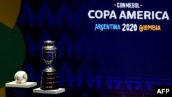 Le trophée et le ballon officiel de la Copa America présentés à Cartagena, Colombie, le 3 décembre 2019.