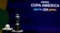 Le trophée et le ballon officiel de la Copa America présentés à Cartagena, Colombie, le 3 décembre 2019.