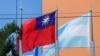 Las banderas de Taiwán y Honduras ondean al viento frente a la Embajada de Taiwán en Tegucigalpa, Honduras, el 15 de marzo de 2023.