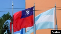 Las banderas de Taiwán y Honduras ondean al viento frente a la Embajada de Taiwán en Tegucigalpa, Honduras, el 15 de marzo de 2023.