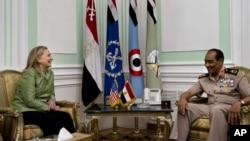 Ngoại trưởng Clinton và Thống Tướng Tantawi tại Bộ Quốc phòng ở Cairo, Ai Cập, 15/7/2012