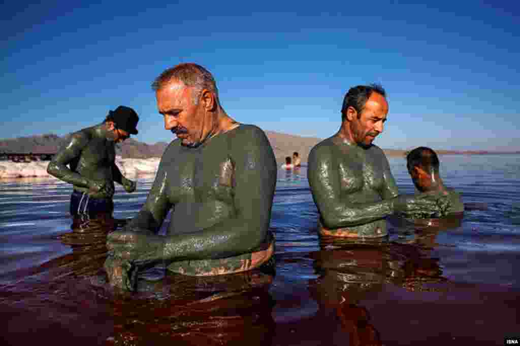 لجن دریاچه ارومیه جنبه درمانی و شفابخش دارد و مسافران آن را به بدن خود می مالند. عکس: روح&zwnj;اله وحدتی
