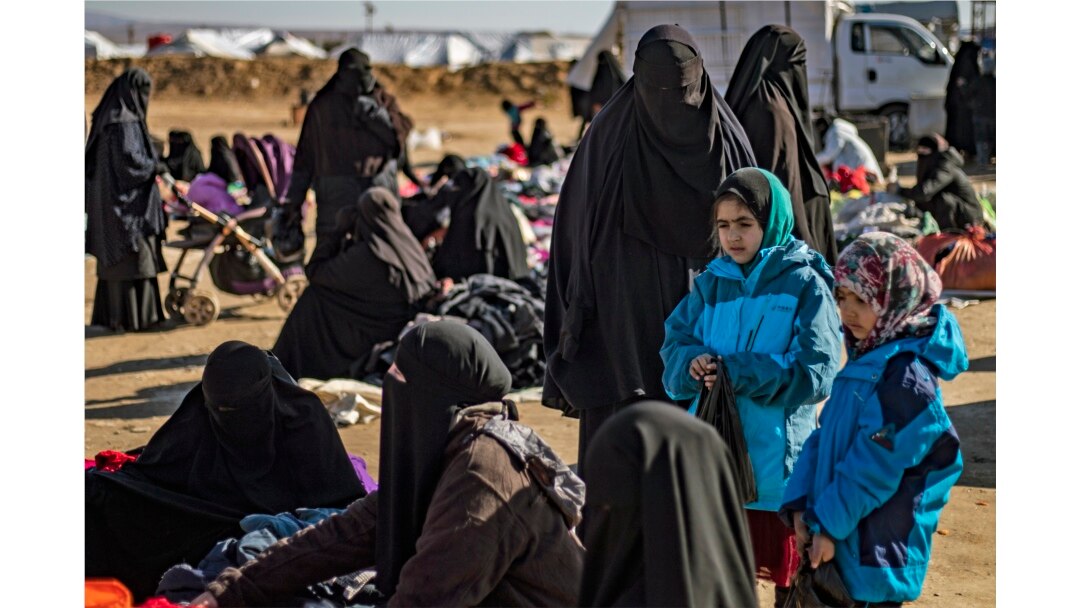 Para ibu dan anak-anak di kamp al-Hol, tempat pengungsian keluarga mantan kombatan ISIS, di wilayah al-Hasakeh, timur laut Suriah, 14 Januari 2020. (Foto: AFP)