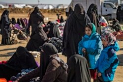 Para ibu dan anak-anak di kamp al-Hol, tempat pengungsian keluarga mantan kombatan ISIS, di wilayah al-Hasakeh, timur laut Suriah, 14 Januari 2020. (Foto: AFP)