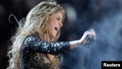 La cantante Shakira regresa al escenario de la copa mundial con el tema “La La La”.