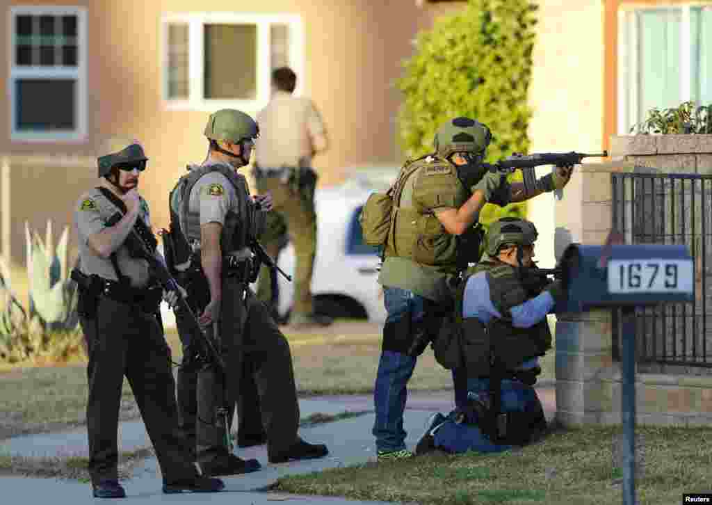 Des policiers sont à la recherche des suspects qui ont ouvert le feu au cours d&#39;une fète de fin d&#39;année à San Bernardino, Californie, 2 décembre 2015.