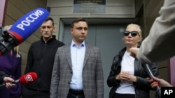 阿列克謝·納瓦爾尼的兄弟奧列格·納瓦爾尼(左)、納瓦爾尼的同事伊万·日達諾夫(中)和阿列克謝·納瓦爾尼的妻子尤利亞在俄羅斯鄂木斯克的鄂木斯克第一救護車醫院重症監護病房接受媒體採訪。（2020年8月21日）