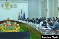 រូបឯកសារ៖ លោកនាយករដ្ឋមន្ត្រី ហ៊ុន សែន ដឹកនាំកិច្ចប្រជុំមួយរបស់ ឧត្ដមក្រុមប្រឹក្សាពិគ្រោះនិងផ្ដល់យោបល់ កាលពីថ្ងៃទី២៨ ខែសីហា ឆ្នាំ២០១៩ នៅវិមានសន្តិភាព។ (រូបថត៖ អង្គភាពព័ត៌មាននិងប្រតិកម្មរហ័ស)