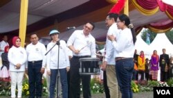 Gubernur DKI Basuki Tjahaja Purnama menabuh drum menandai berlangsungnya seluruh agenda Jakarnaval HUT DKI ke 488, hari Minggu 7/6 (foto: VOA/Nahaba).