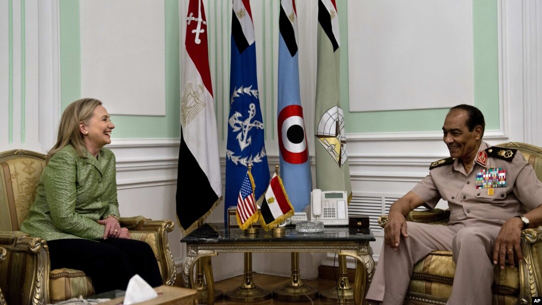 Ngoại trưởng Clinton và Thống Tướng Tantawi tại Bộ Quốc phòng ở Cairo, Ai Cập, 15/7/2012